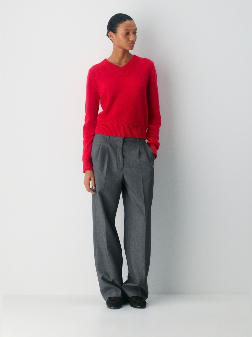Aritzia Essential Cashmere Shrunken V-Neck Sweater